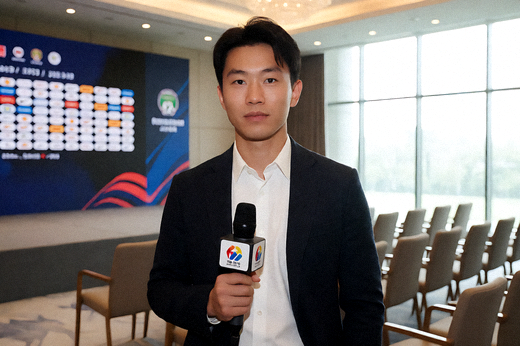 体育新闻发布现场，记者在镜头前进行赛事采访报道